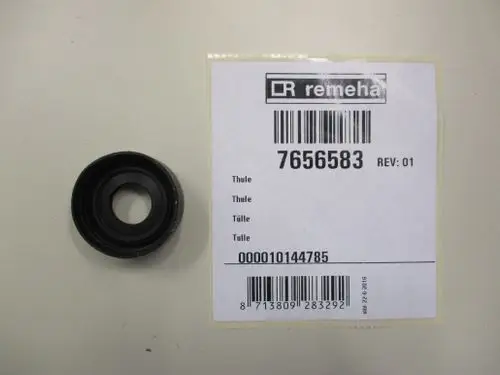 Schwarzes Kunststoffteil mit zylindrischer Form, daneben ein Etikett von Remeha mit Artikelnummer und Barcode. Das Produkt ist vermutlich eine Dichtung oder Tülle.